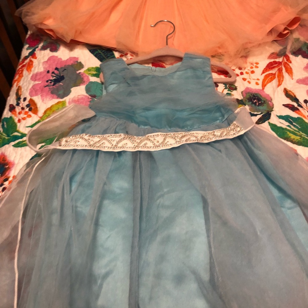 Formal dresses - Picture 4 of 5